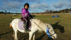 Sofia fem år tog sig runt den "superlätta" terrängbanan tillsammans med sin mamma Anna som sprang med. Ponnyn heter Pricken.